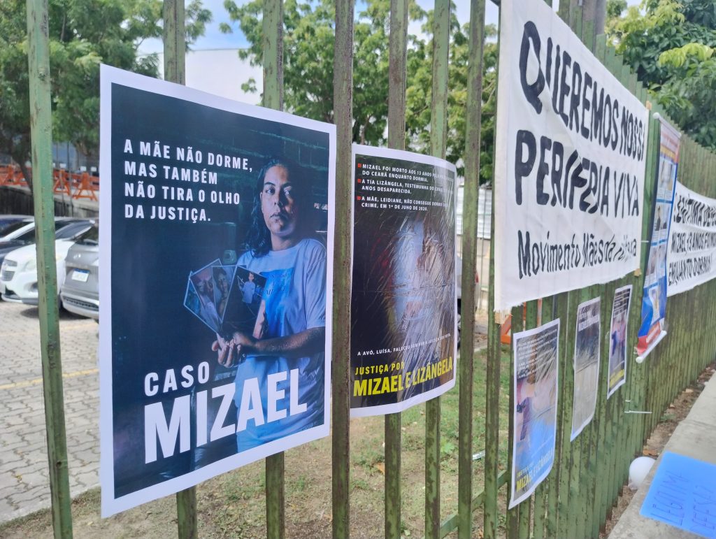 Imagem de cartazes e faixas pedindo justiça, pendurados na parte externa da grade do Fórum Clóvis Beviláqua, em Fortaleza