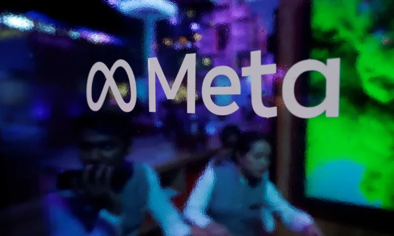 Logo da Meta e ao fundo pessoas em uma escritório, com imagem desfocada