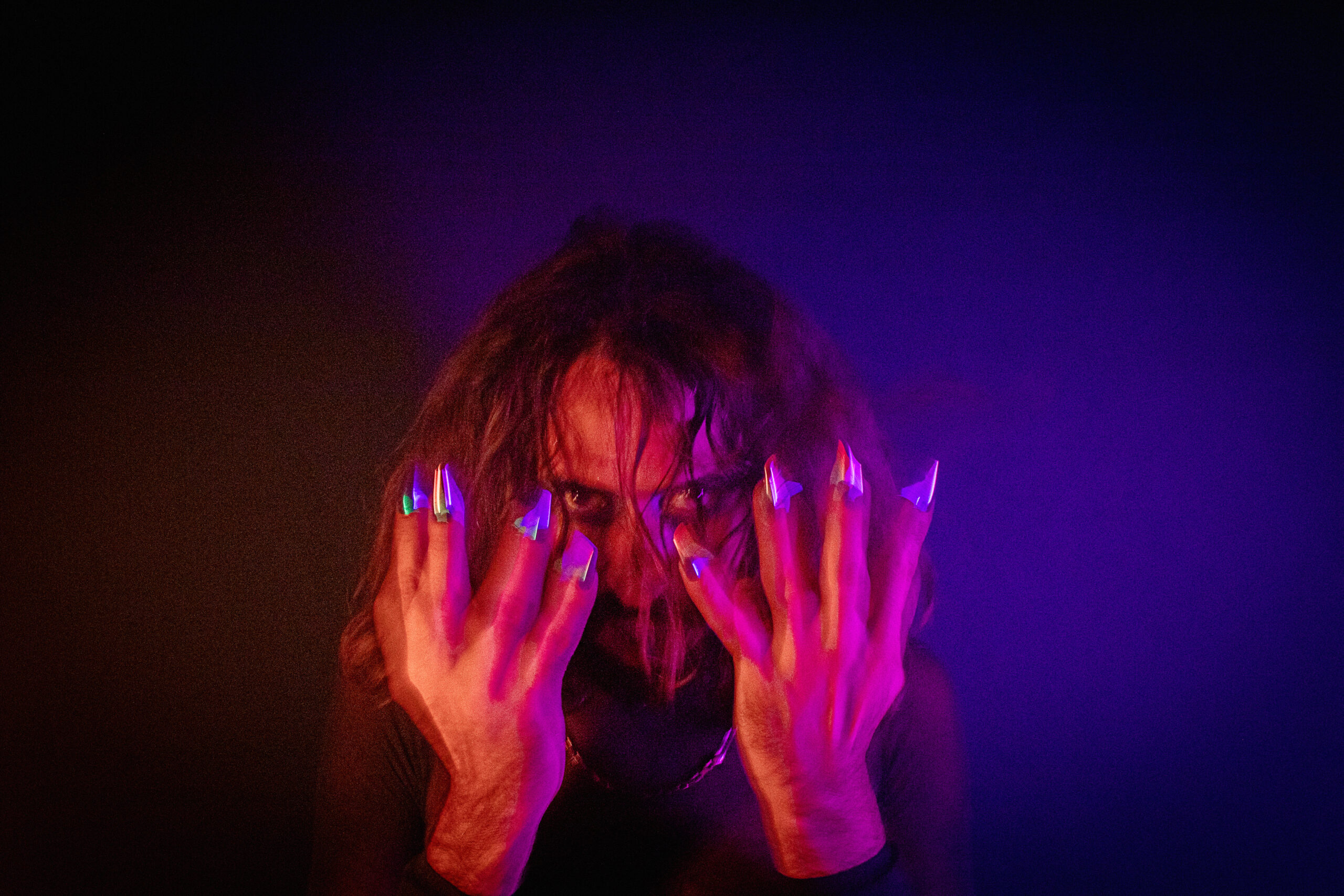 Georgez lança “Aluno”, álbum refinado com sete músicas post-punk e synthpop
